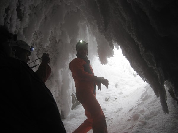 на фото: Ледяные сталактиты на входе
